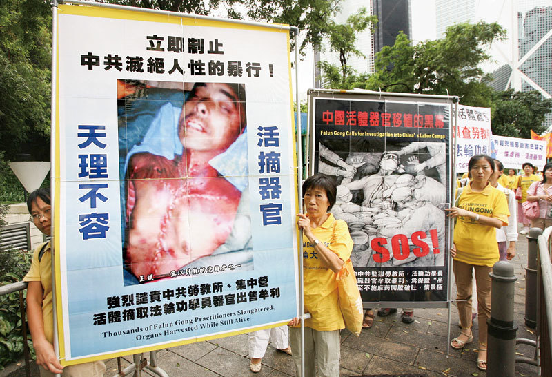法輪功學員呼籲中共政府停止信仰迫害與器官盜採。AFP